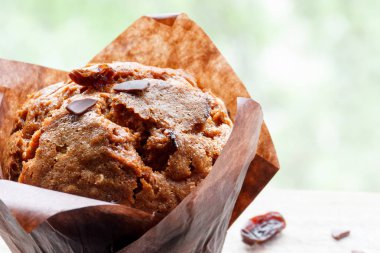 Karanlık gazetede çikolatalı kek.