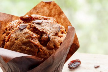 Karanlık gazetede çikolatalı kek.