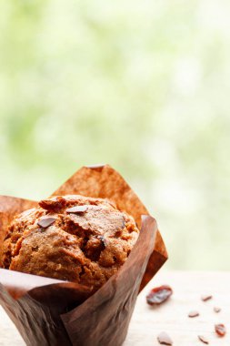 Karanlık gazetede çikolatalı kek.