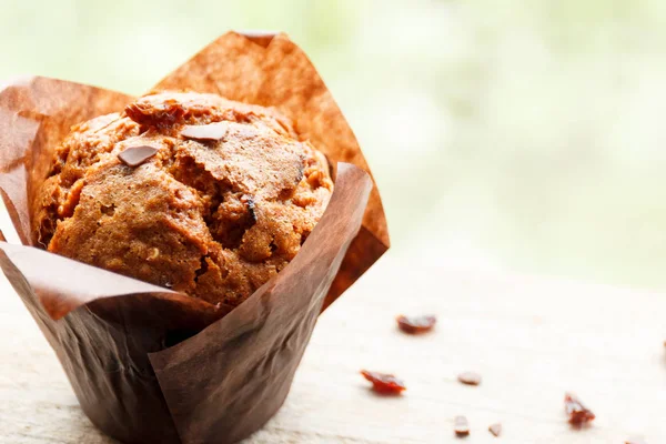 Karanlık gazetede çikolatalı kek.