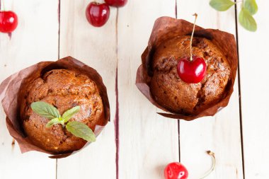 Çikolatalı kek kiraz ve nane ile. Ahşap arka plan. Kahvaltı.