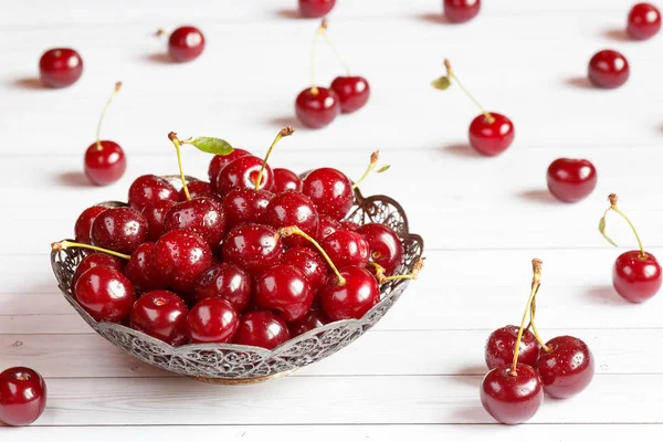 Fresh cherry on plate on wooden background. fresh ripe cherries — Stock Photo, Image