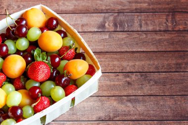 Karışık taze meyve arka plan ağaç. Seçici odak ve kopya alanı.