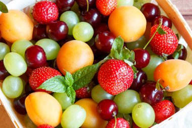 Karışık taze meyve arka plan ağaç. Seçici odak ve kopya alanı.