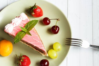 Taze meyveler, kopya alanı ve seçici odak ile pasta