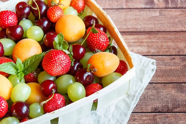 Karışık taze meyve arka plan ağaç. Seçici odak ve kopya alanı.