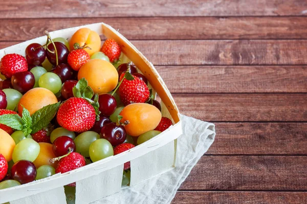 Misto Frutas frescas madeira Fundo. Foco seletivo e espaço de cópia . — Fotografia de Stock