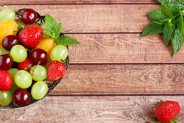 Karışık taze meyve arka plan. Seçici odak ve kopya alanı.