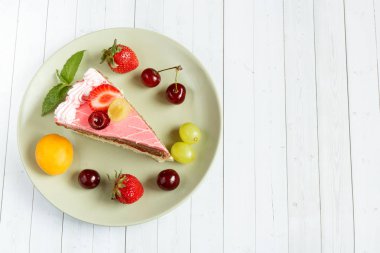 Taze meyveler, kopya alanı ve seçici odak ile pasta