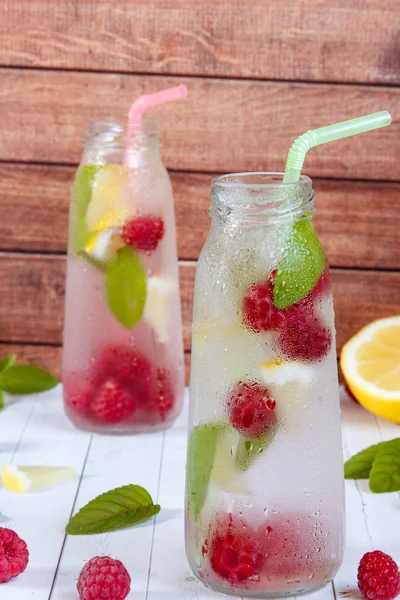 Kalter Cocktail mit Himbeeren, Zitrone und Minze. hölzerner Hintergrund — Stockfoto