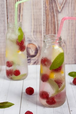 Soğuk ahududu, limon ve nane ile kokteyl. Ahşap arka plan