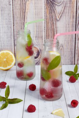 Soğuk ahududu, limon ve nane ile kokteyl. Ahşap arka plan