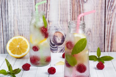 Soğuk ahududu, limon ve nane ile kokteyl. Ahşap arka plan