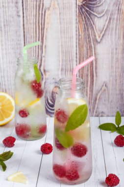 Soğuk ahududu, limon ve nane ile kokteyl. Ahşap arka plan