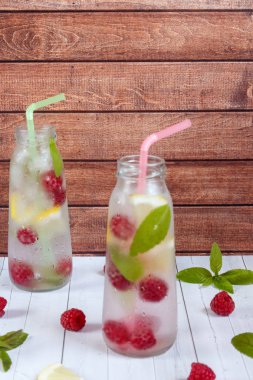 Soğuk ahududu, limon ve nane ile kokteyl. Ahşap arka plan