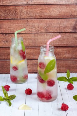 Soğuk ahududu, limon ve nane ile kokteyl. Ahşap arka plan