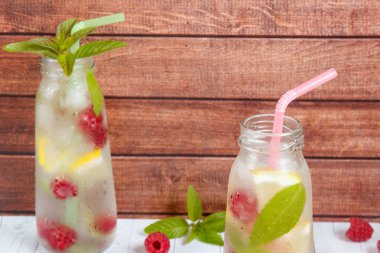 Soğuk ahududu, limon ve nane ile kokteyl. Ahşap arka plan