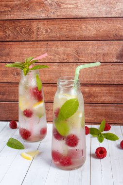 Soğuk ahududu, limon ve nane ile kokteyl. Ahşap arka plan