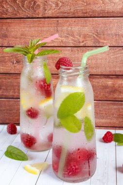 Soğuk ahududu, limon ve nane ile kokteyl. Ahşap arka plan