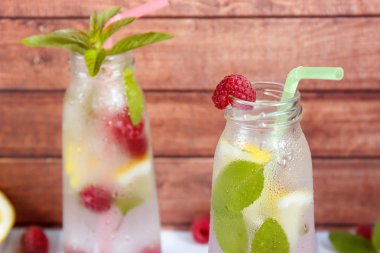 Soğuk ahududu, limon ve nane ile kokteyl. Ahşap arka plan