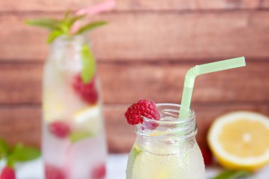 Soğuk ahududu, limon ve nane ile kokteyl. Ahşap arka plan