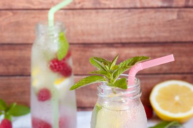 Soğuk ahududu, limon ve nane ile kokteyl. Ahşap arka plan