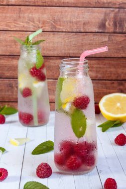 Soğuk ahududu, limon ve nane ile kokteyl. Ahşap arka plan