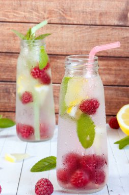 Soğuk ahududu, limon ve nane ile kokteyl. Ahşap arka plan