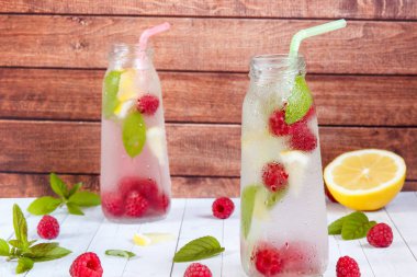 Soğuk ahududu, limon ve nane ile kokteyl. Ahşap arka plan