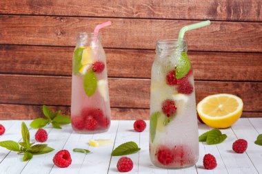 Soğuk ahududu, limon ve nane ile kokteyl. Ahşap arka plan