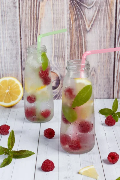 Soğuk ahududu, limon ve nane ile kokteyl. Ahşap arka plan