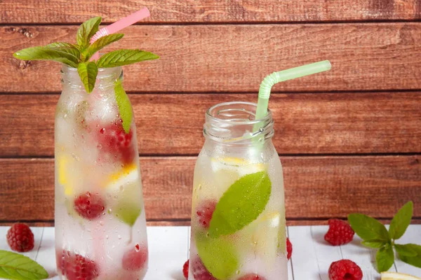 Koktail dingin dengan raspberry, lemon dan mint. Latar belakang kayu — Stok Foto