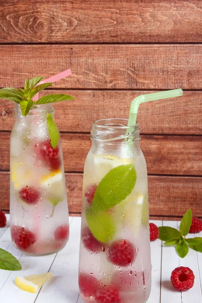 Soğuk ahududu, limon ve nane ile kokteyl. Ahşap arka plan