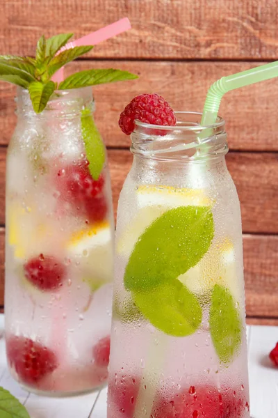 Soğuk ahududu, limon ve nane ile kokteyl. Ahşap arka plan