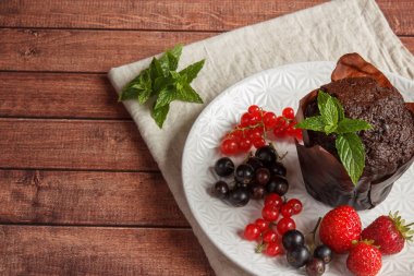 Yaz meyveleri ile çikolata cupcakes.