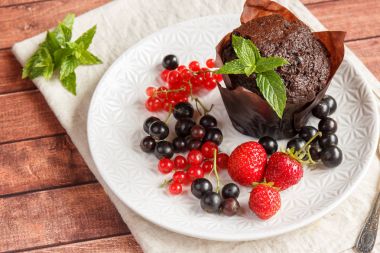 Yaz meyveleri ile çikolata cupcakes.