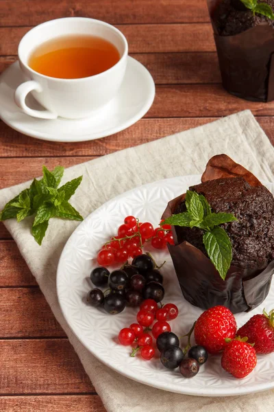 Chocolate cupcakes with summer berries. — Stock Photo, Image