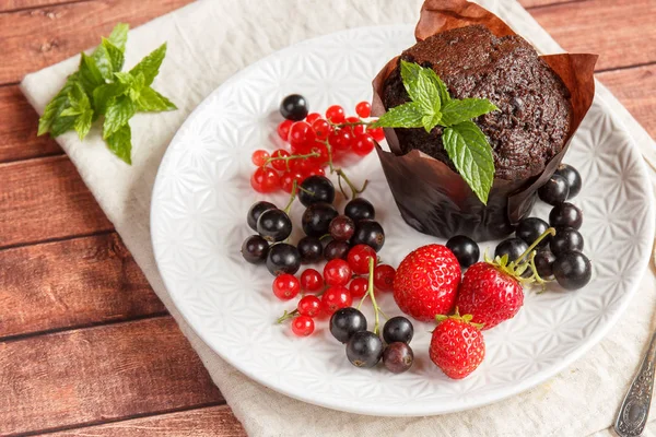 Yaz meyveleri ile çikolata cupcakes.