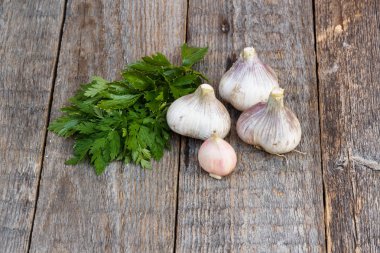 Sarımsak ve ahşap arka plan üzerinde otlar. Doğru beslenme, iyi sağlıklı yemek. Kopya alanı