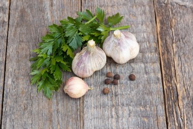 Sarımsak ve ahşap arka plan üzerinde otlar. Doğru beslenme, iyi sağlıklı yemek. Kopya alanı