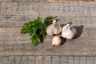 Sarımsak ve ahşap arka plan üzerinde otlar. Doğru beslenme, iyi sağlıklı yemek. Kopya alanı