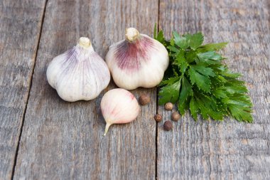 Sarımsak ve ahşap arka plan üzerinde otlar. Doğru beslenme, iyi sağlıklı yemek. Kopya alanı