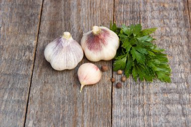 Sarımsak ve ahşap arka plan üzerinde otlar. Doğru beslenme, iyi sağlıklı yemek. Kopya alanı