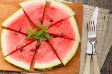 Buz ve nane taze karpuz dilimleri. Seçici odak