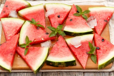 Buz ve nane taze karpuz dilimleri. Seçici odak