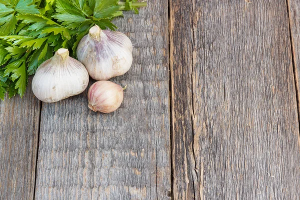 Sarımsak ve ahşap arka plan üzerinde otlar. Doğru beslenme, iyi sağlıklı yemek. Kopya alanı