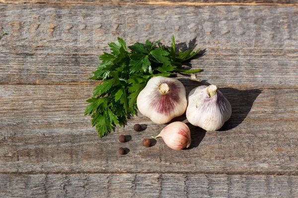 Sarımsak ve ahşap arka plan üzerinde otlar. Doğru beslenme, iyi sağlıklı yemek. Kopya alanı