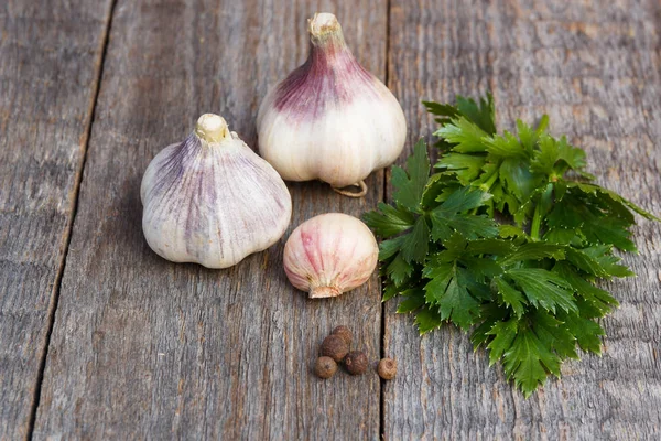 Sarımsak ve ahşap arka plan üzerinde otlar. Doğru beslenme, iyi sağlıklı yemek. Kopya alanı