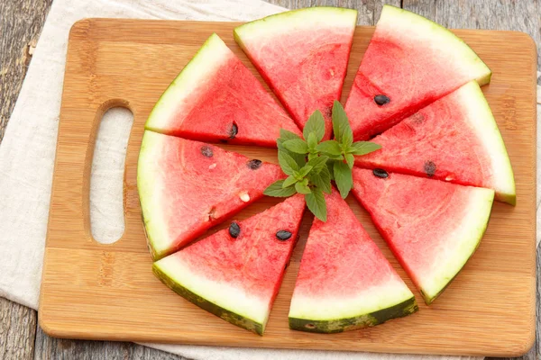 Buz ve nane taze karpuz dilimleri. Seçici odak