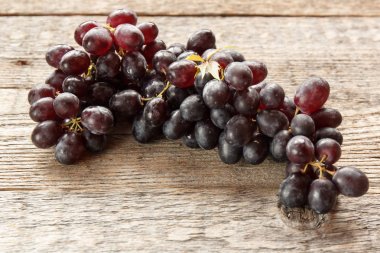 Olgun karanlık üzüm yaprakları, ahşap arka plan ile. Selectiva odak. Kopya alanı.